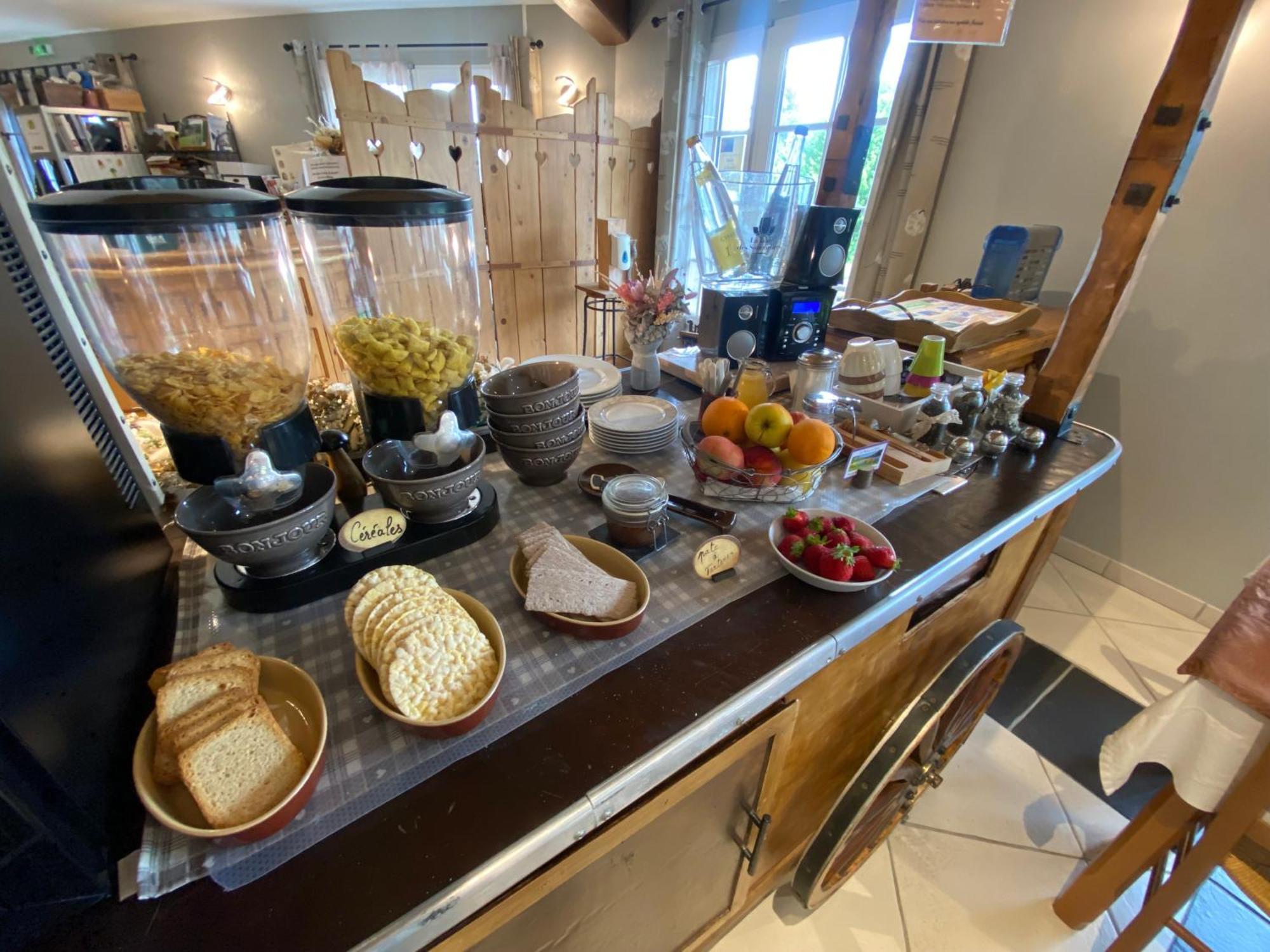 Logis Hotel Restaurant Auberge Du Bougnat Saint-Victor-la-Riviere Kültér fotó